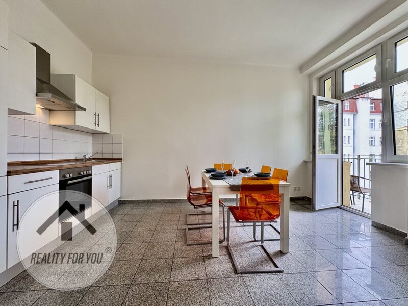 Prodej bytu 3+1 s velkorysou podlahovou plochou 125 m2, ul. Drahobejlova, Praha 9